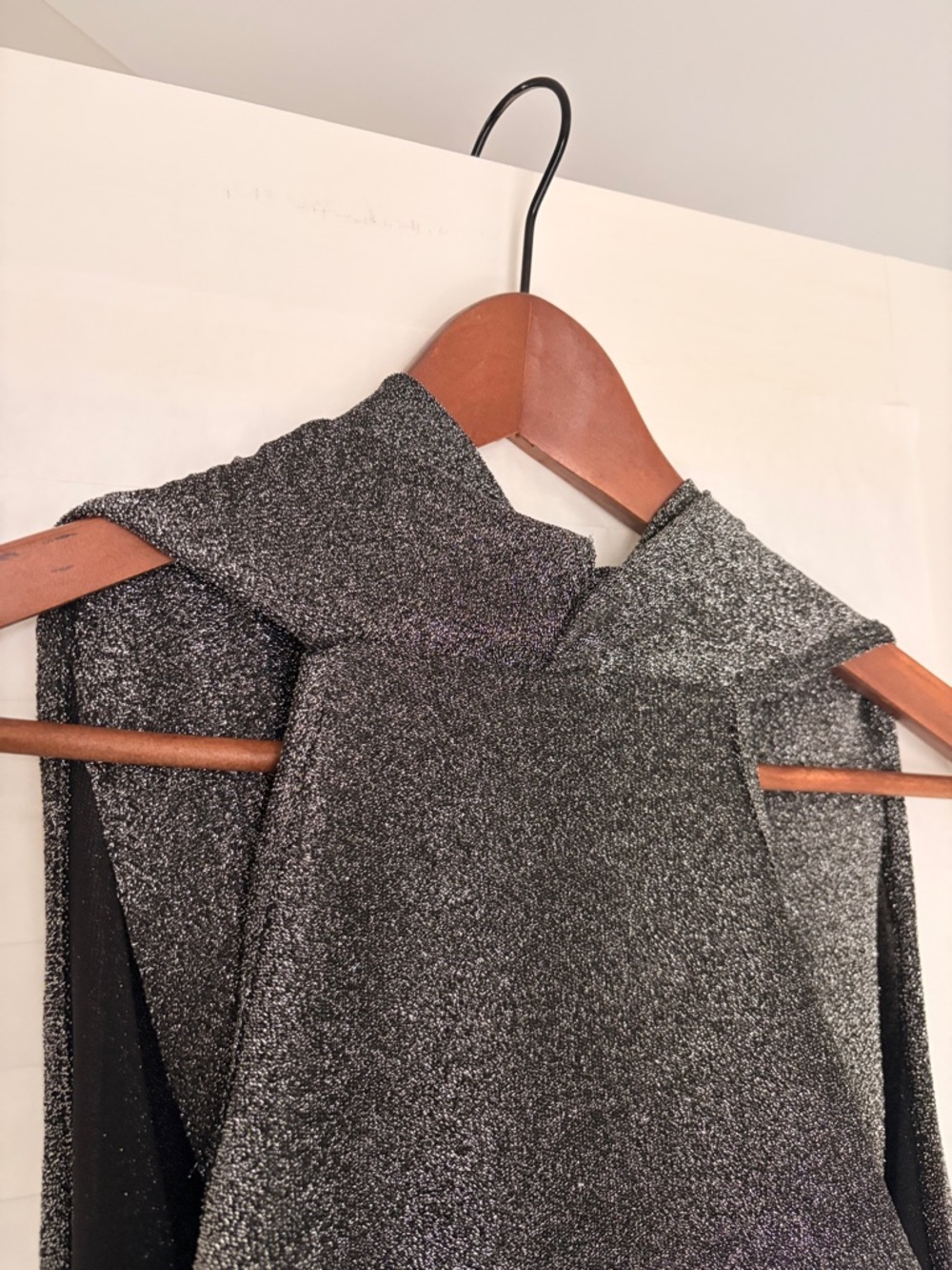 Iz Naiz Metallic Silver Draped Sleeveless Top - Picture 6 of 7